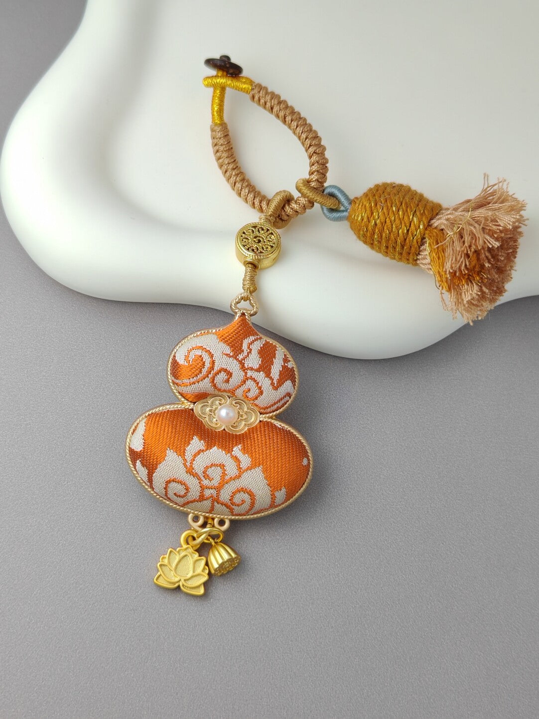 Intertwining Lotus Gourd Tassel